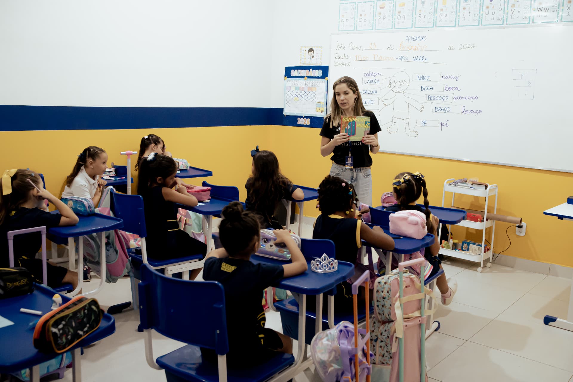 Professora da Legacy School em sala de aula com seus alunos